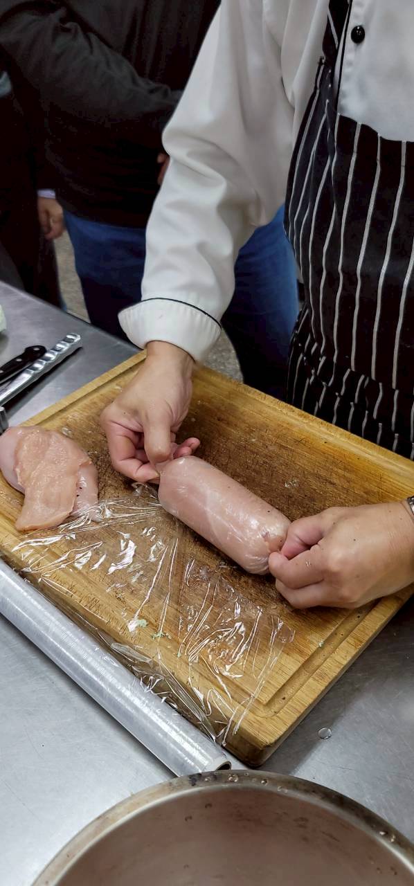 包好的雞胸肉用保鮮膜捲起來放進冷凍定型