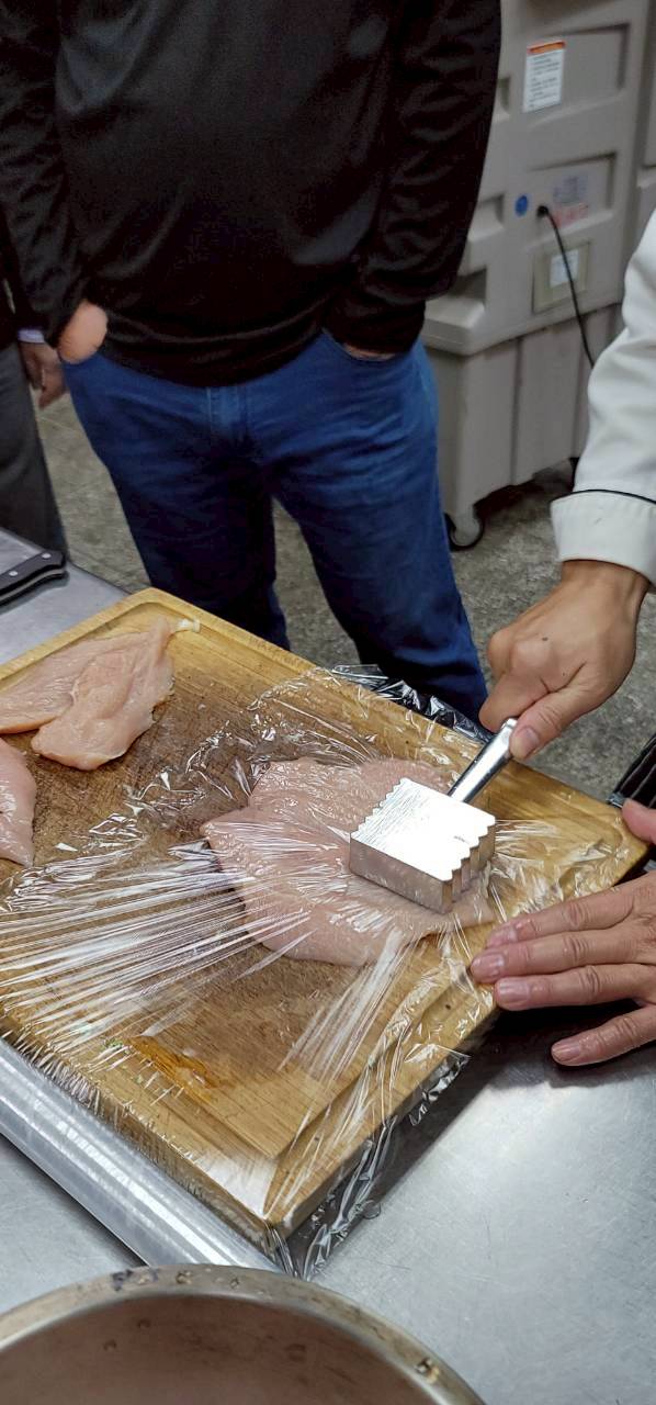 將雞胸肉打薄