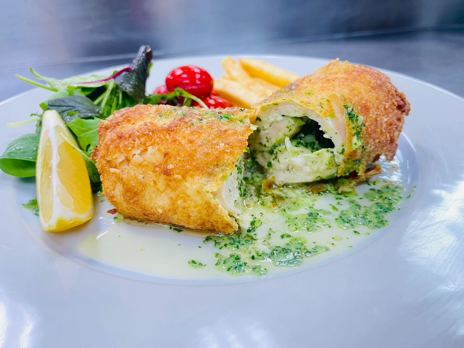 基輔雞附炸脆薯炒番茄與翠綠沙拉