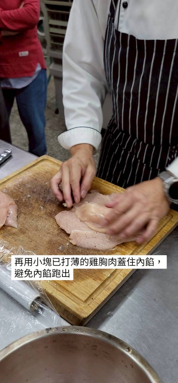 避免內餡跑出來用薄的雞胸肉蓋住