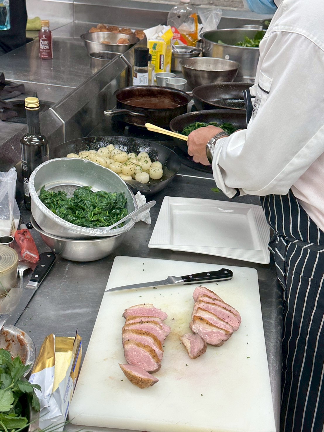 切鴨肉中粉色的樣子