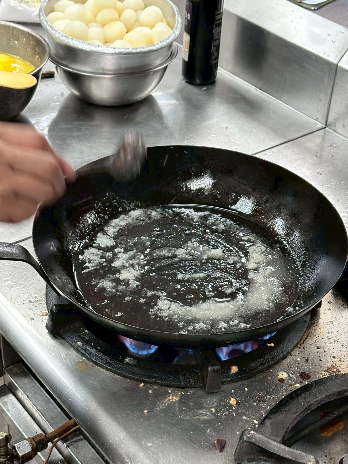 奶油和糖加熱準備炒白蘿蔔