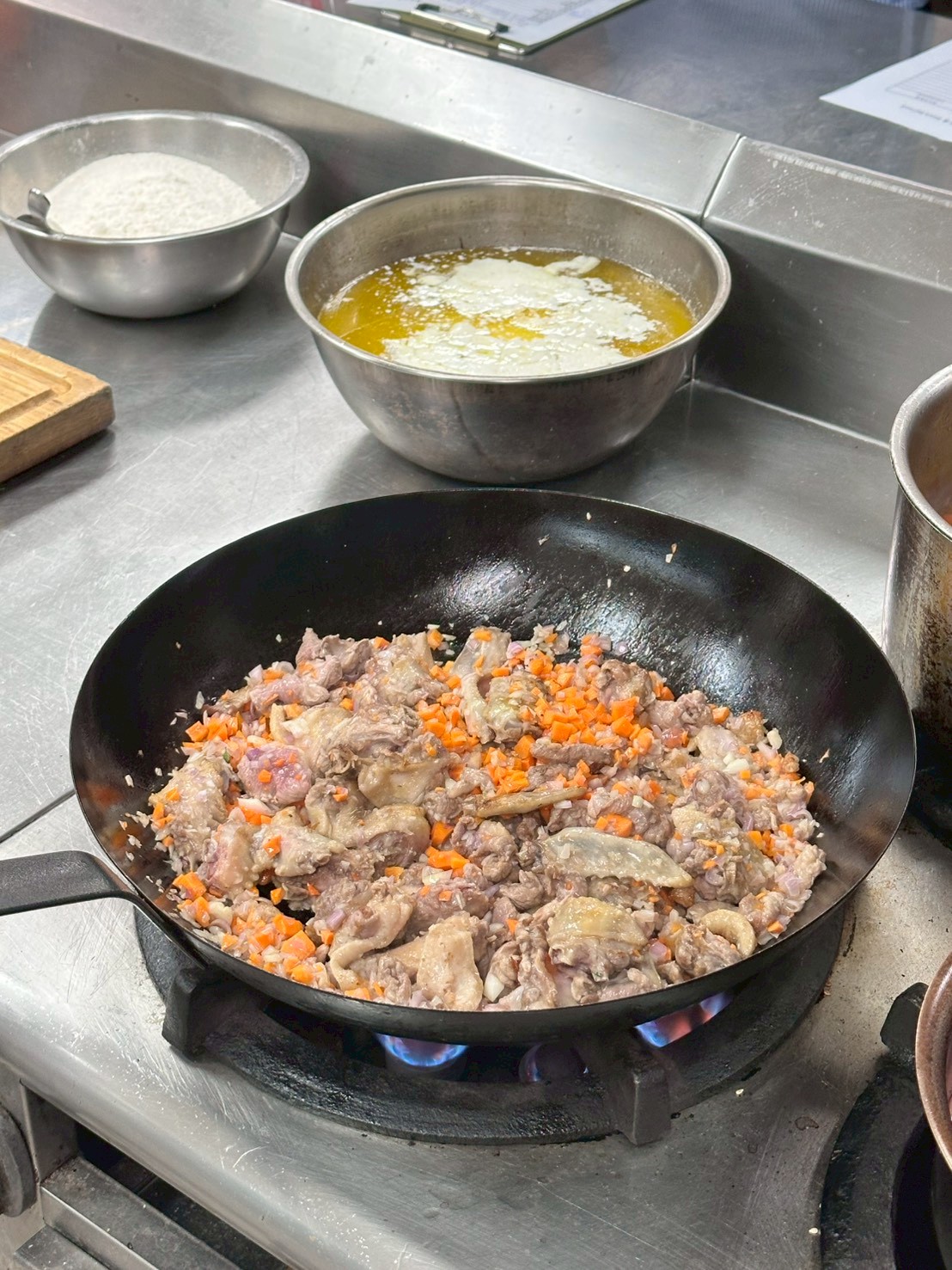 將邊角料和紅蔥頭等一起炒