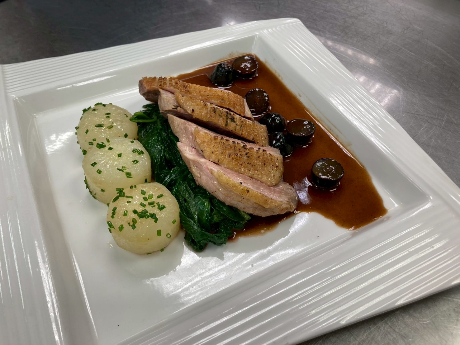 嫩煎鴨胸襯白蘿蔔佐紅酒葡萄醬