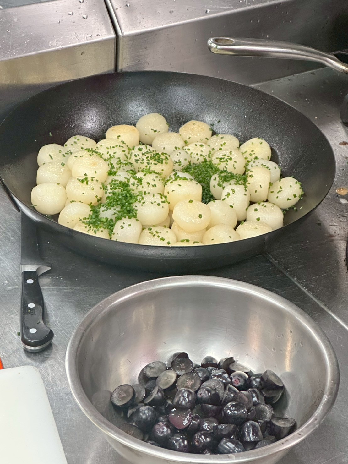 炒好的蘿蔔放上蝦夷蔥