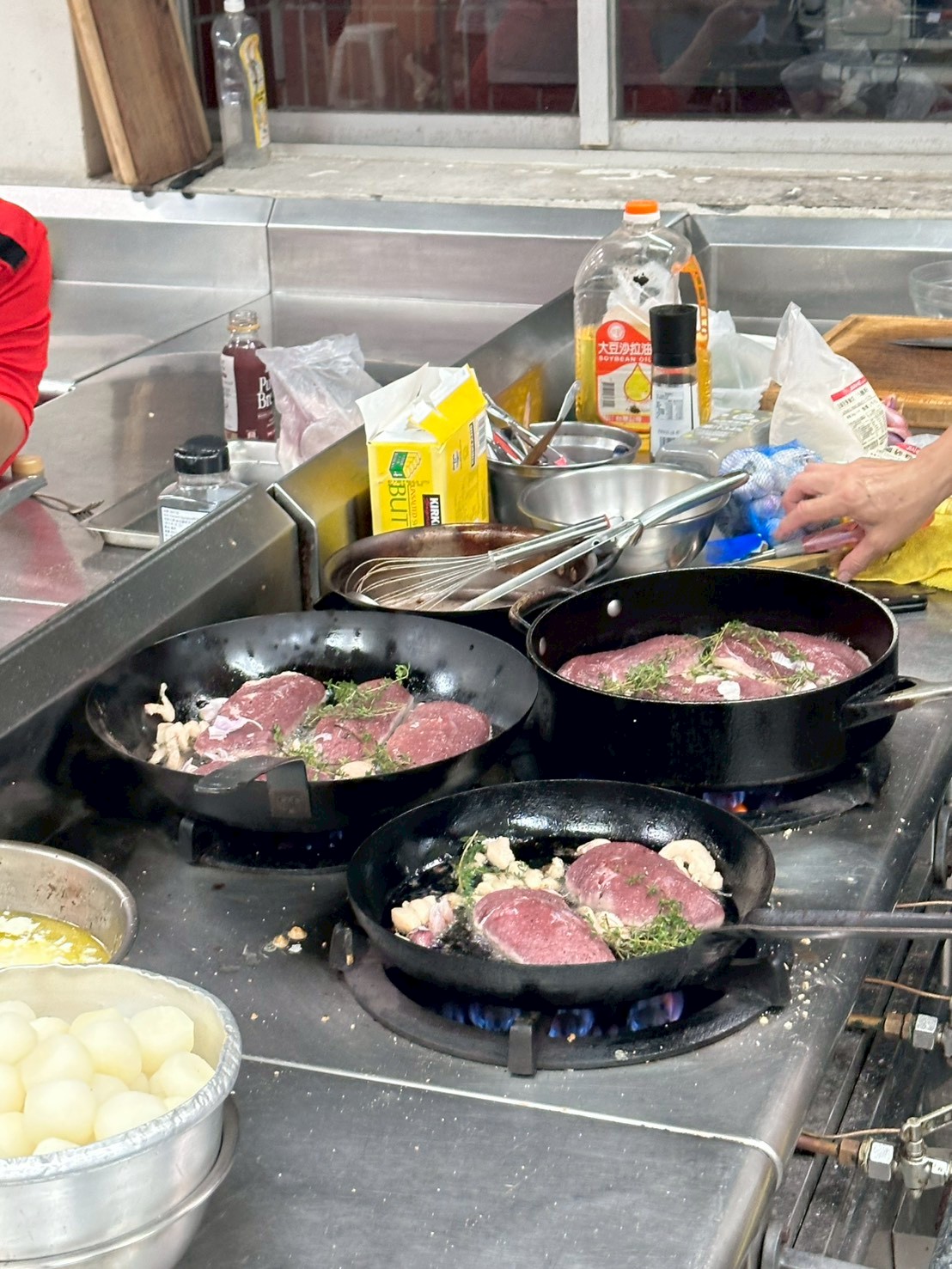 煎鴨肉中可以放一些百里香