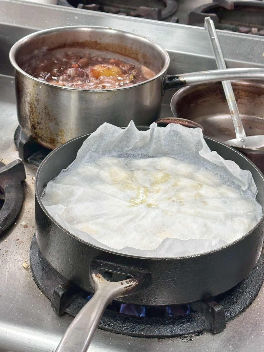 用烘焙紙蓋在白蘿蔔上慢煮