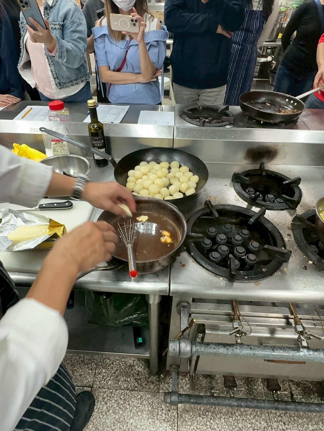 褐色麵糊最後加上奶油上色