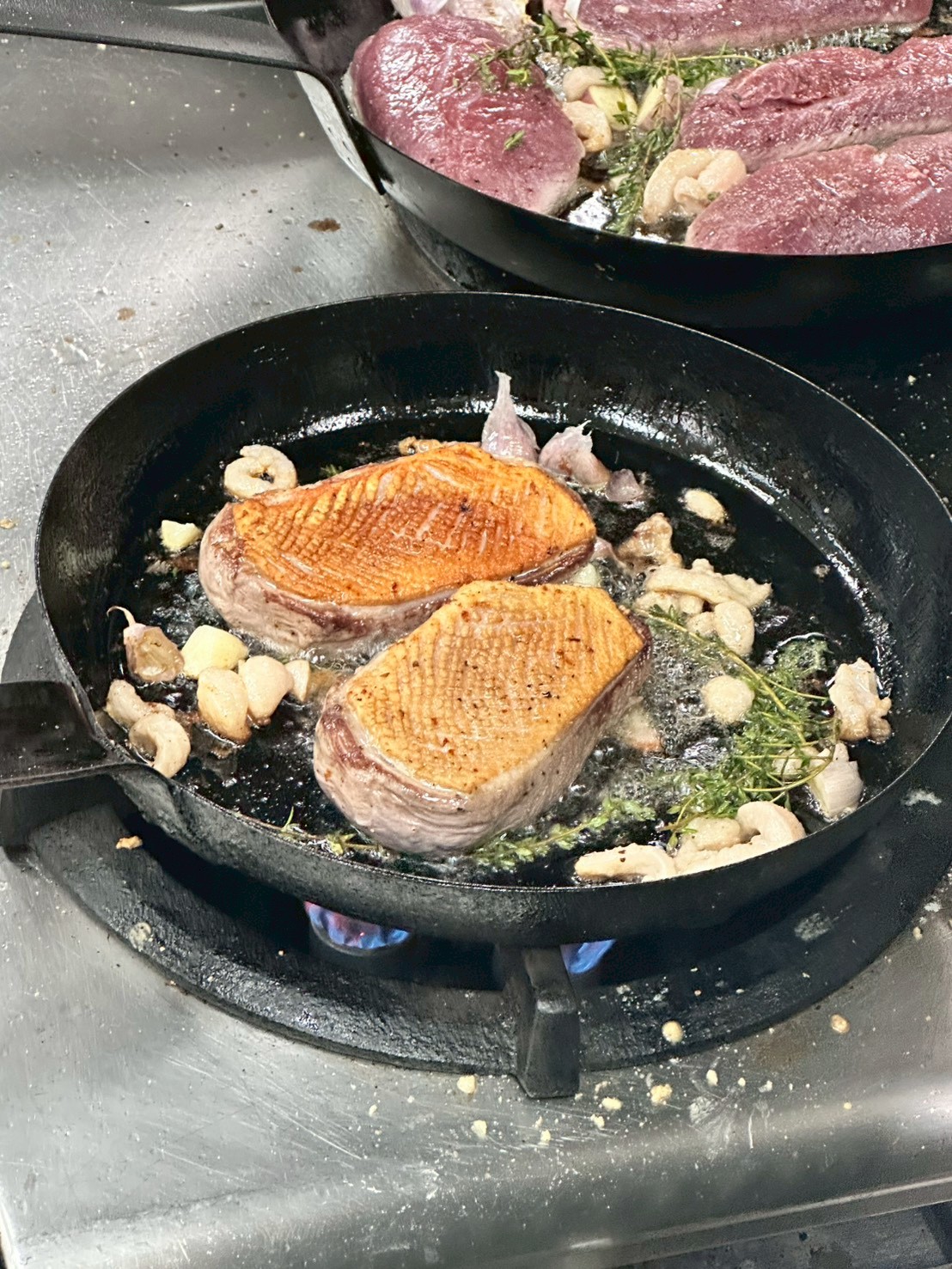 鴨肉煎到金黃色的樣子