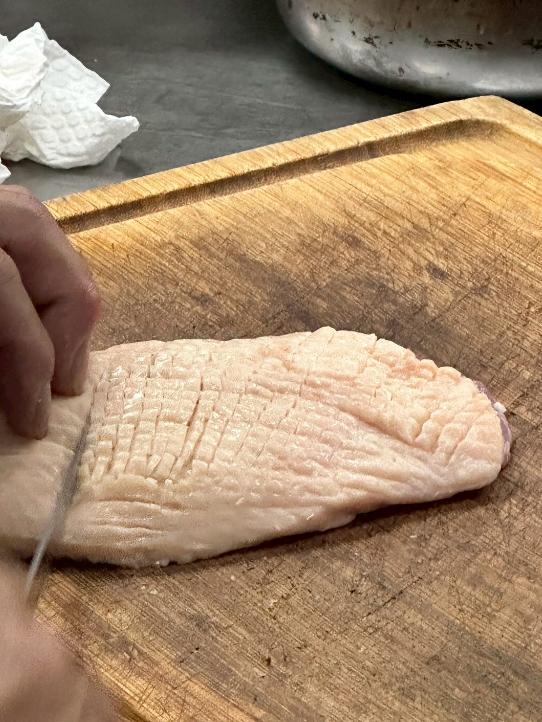 鴨肉的皮交叉切