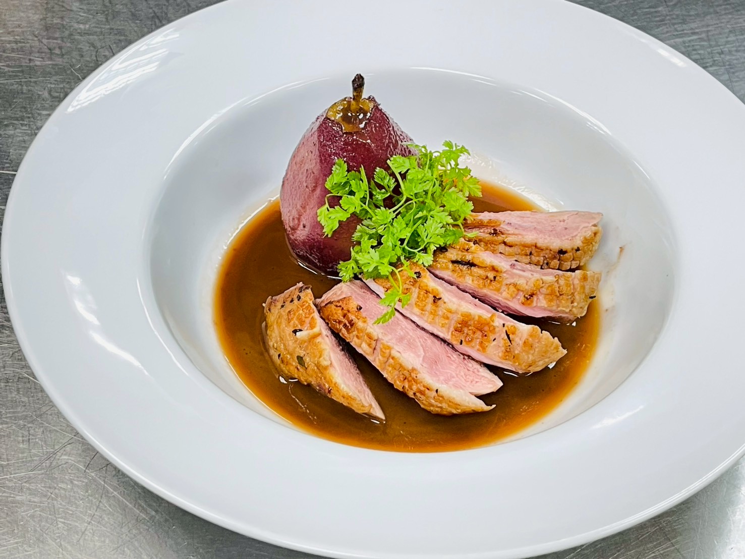 嫩煎鴨胸附水波煮紅酒洋梨 (Seared Duck Breast with Red Wine Poached Pear)