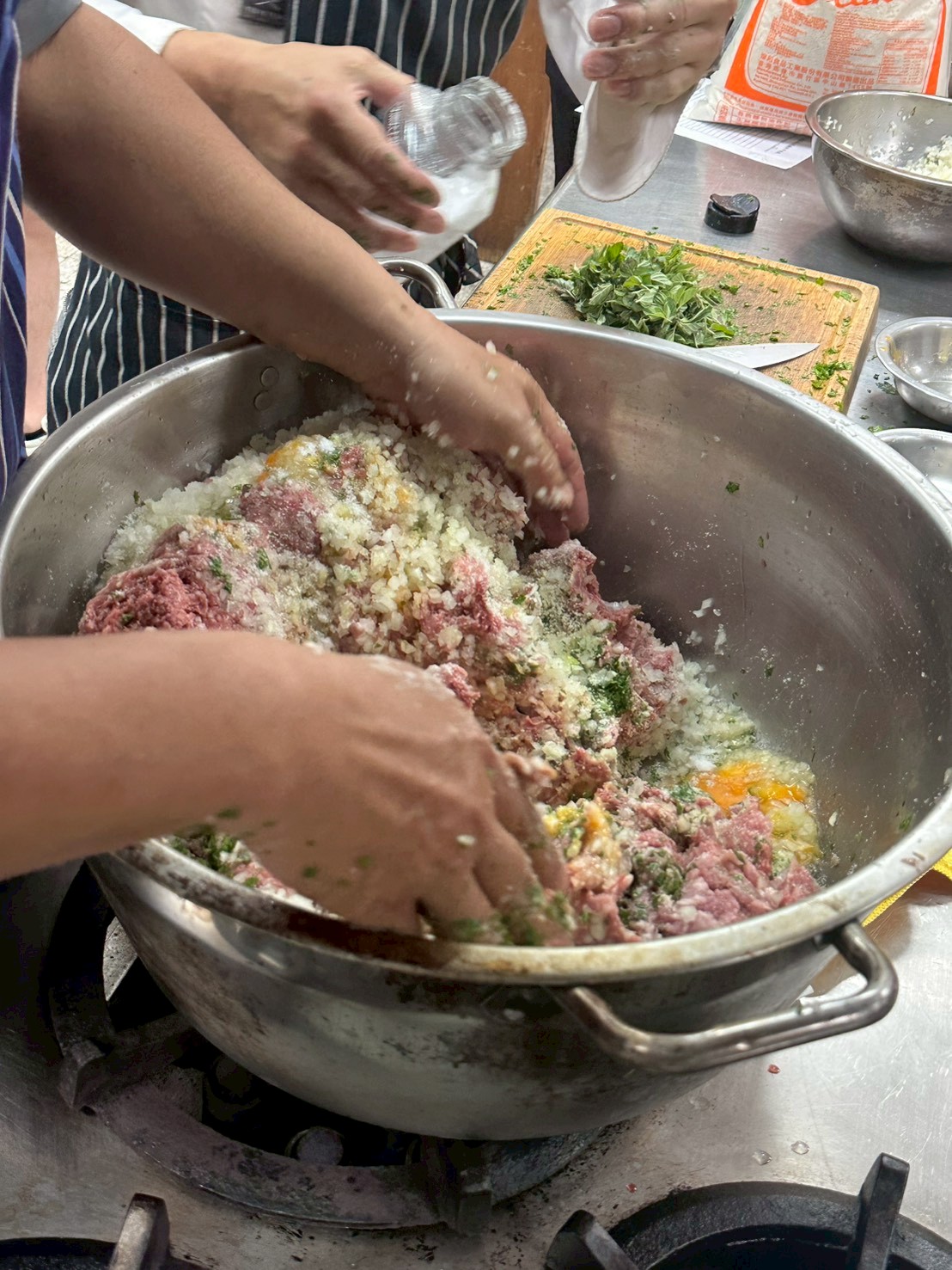 肉團攪拌中
