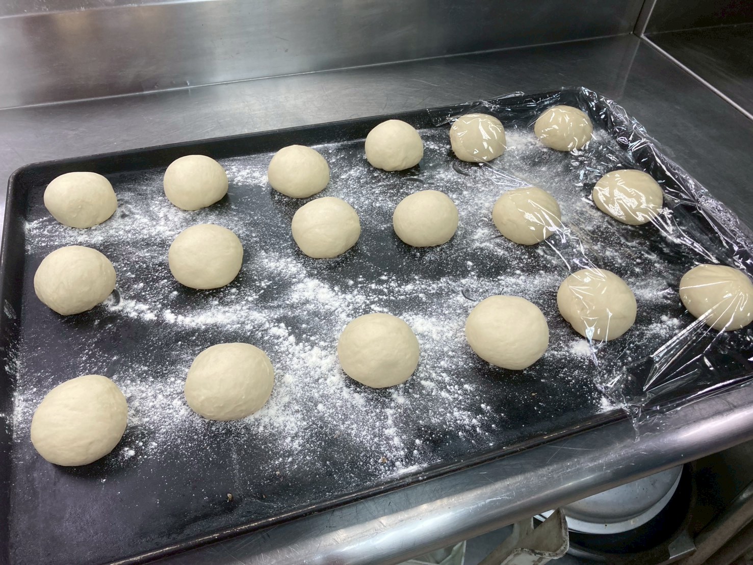 麵團搓成小球狀準備二次發酵