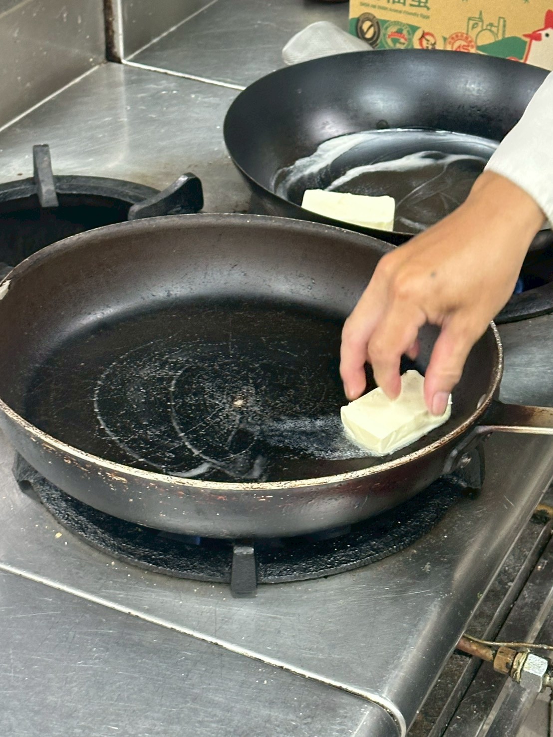 鍋子抹奶油準備煎吐司