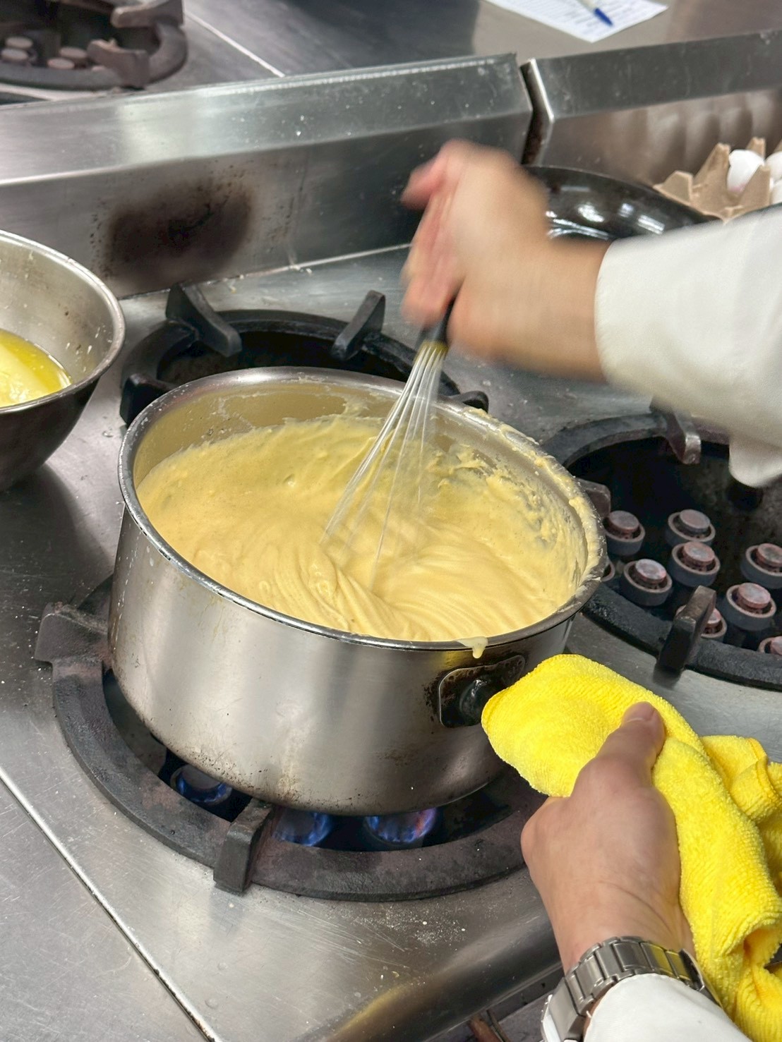 卡士達醬煮好後放點奶油