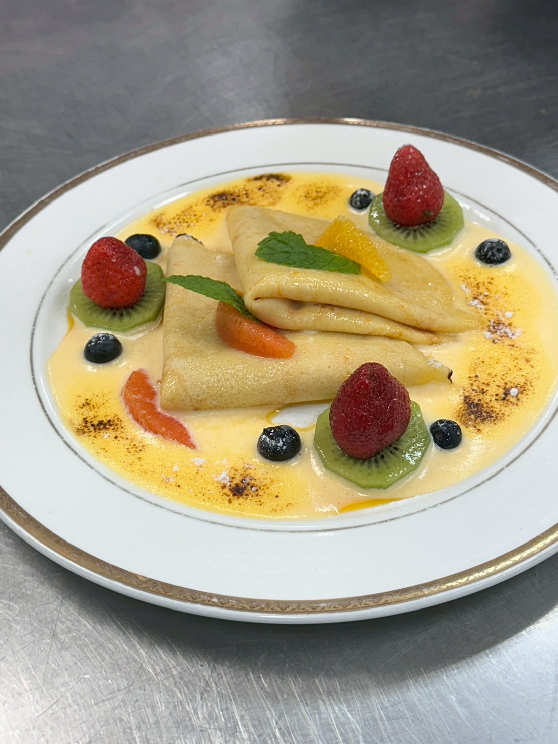 法式水果奶油薄餅佐橙味沙巴雍