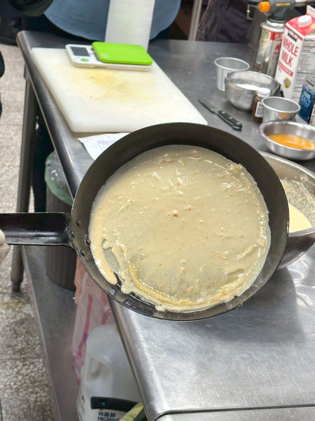 薄餅製作時要從從鐵鍋中見倒