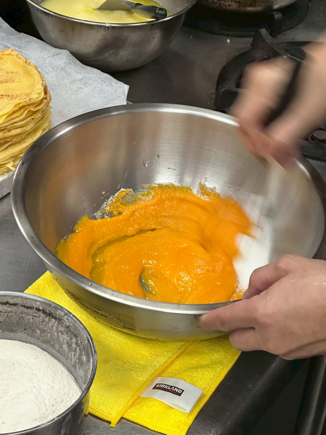 蛋黃和糖快速攪拌中