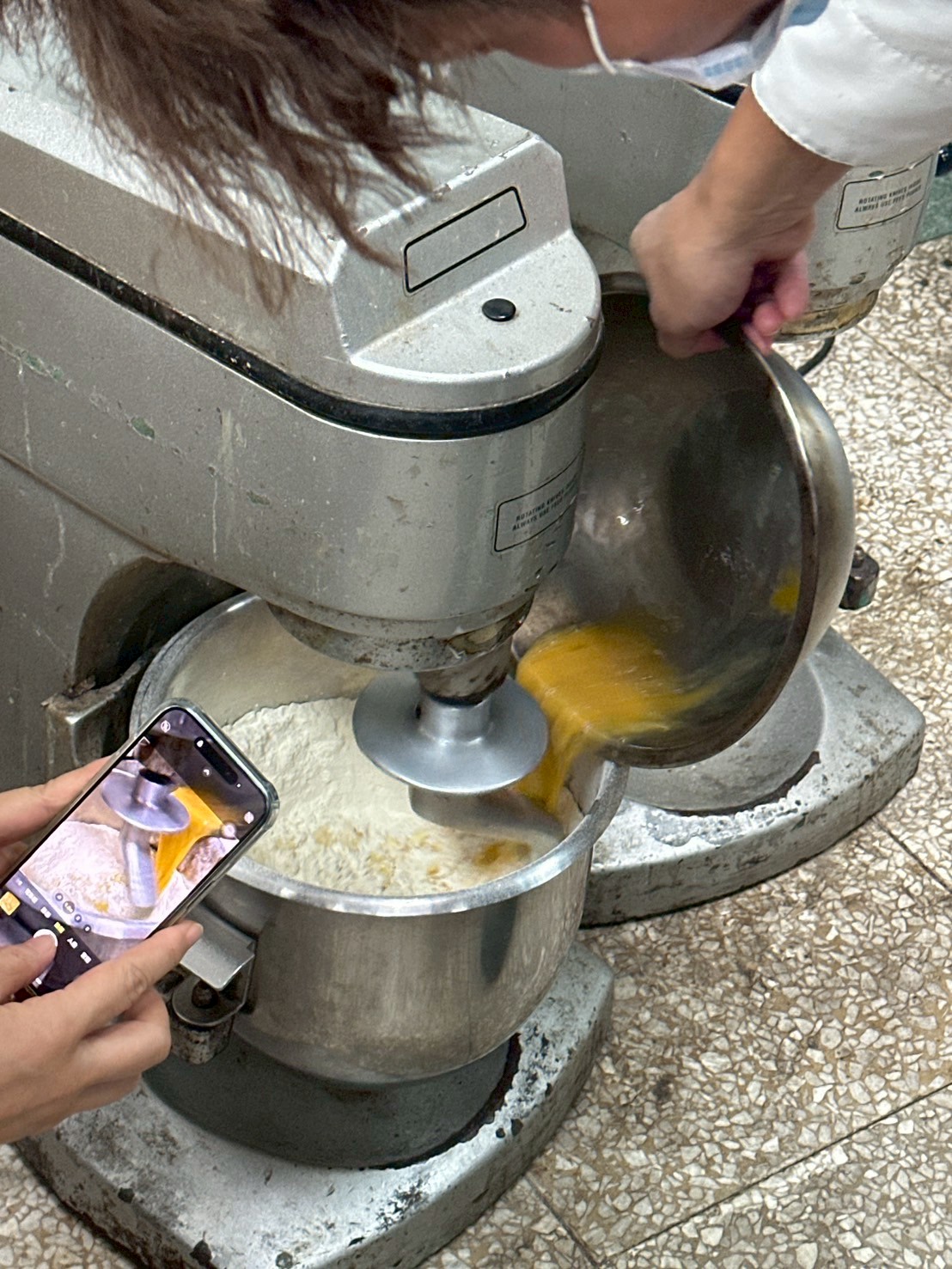 攪拌機加入剛剛打勻的發酵水