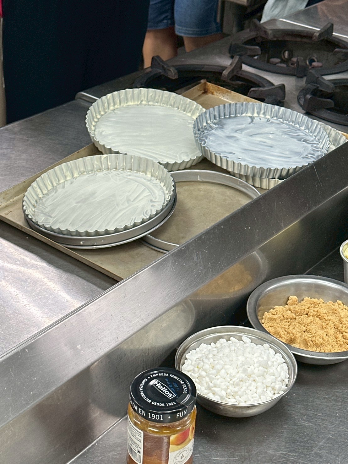 模型用融化奶油抹好冰一下