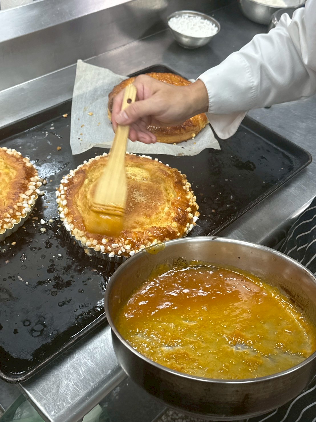 糖塔上刷杏桃果醬(果醬需要煮開)