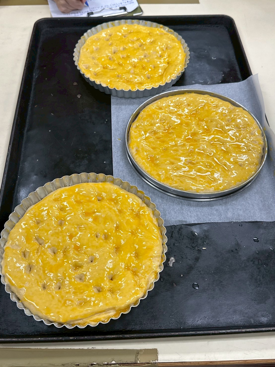 糖塔搓洞後刷蛋黃液