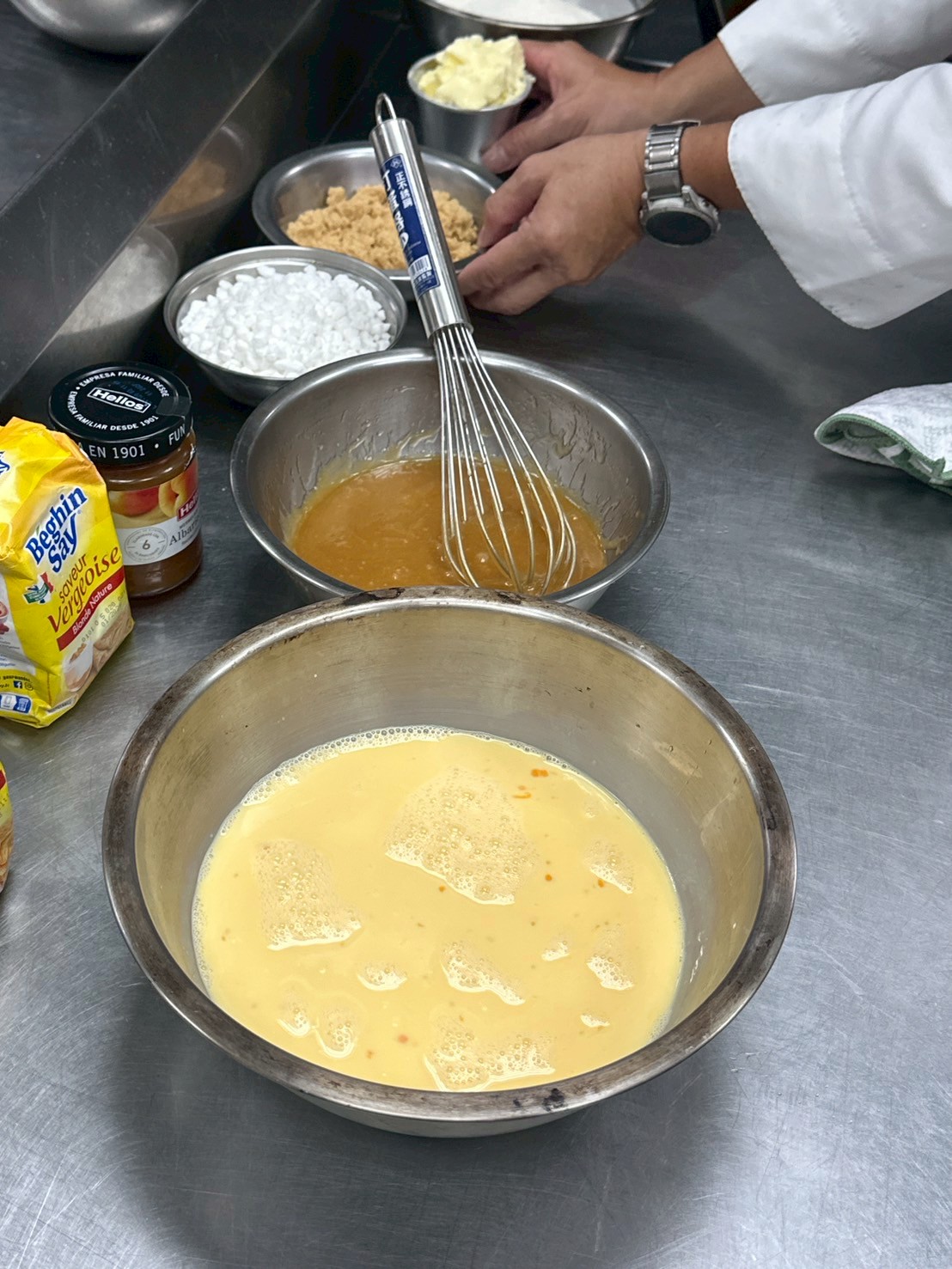 糖跟奶油溶解一下再混到蛋奶餡