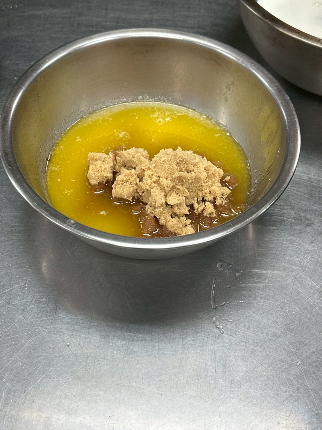 融化的奶油和金砂糖放一起各一半