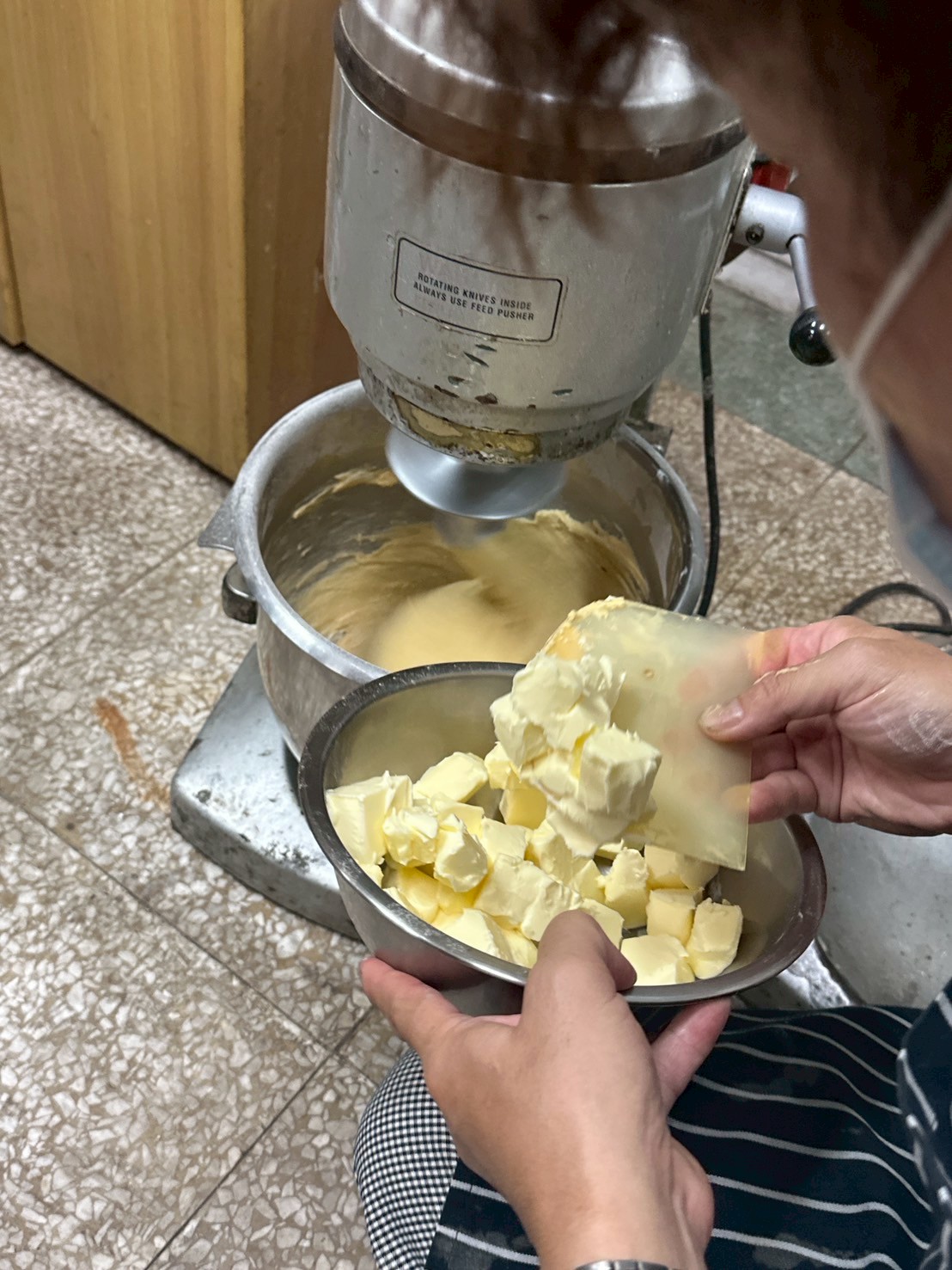 邊攪拌邊加上奶油