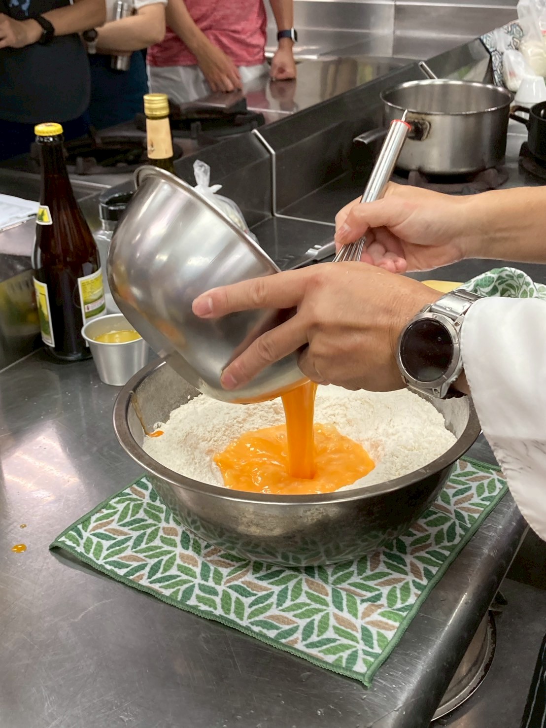 中筋麵粉加入蛋液