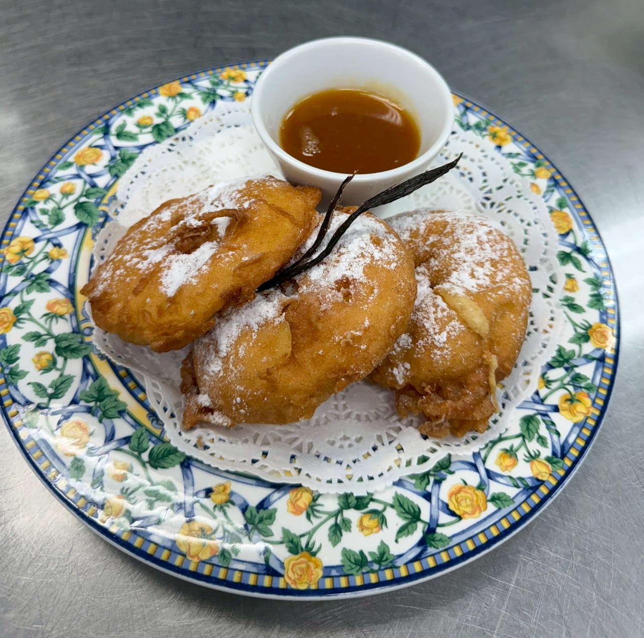 法式麵糊油炸蘋果附杏桃果醬 (Apple Beignets with Apricot Jam)
