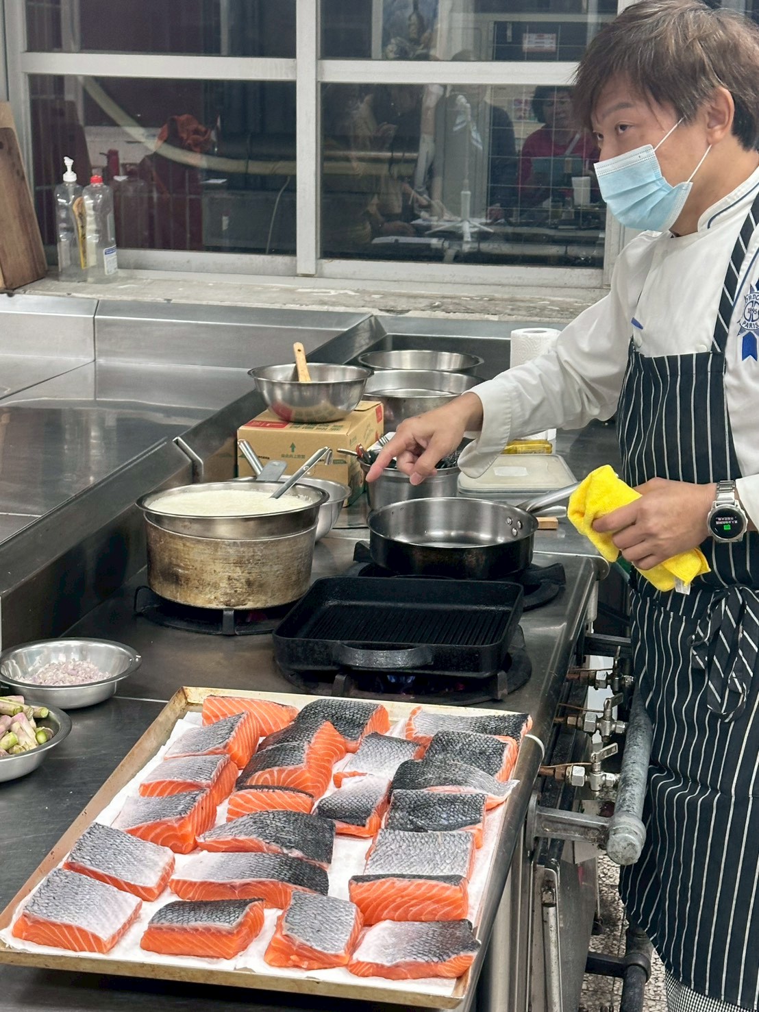 主廚演示鮭魚處理