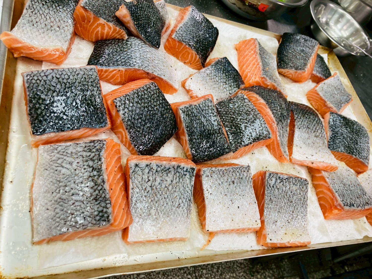 待處理的鮭魚排
