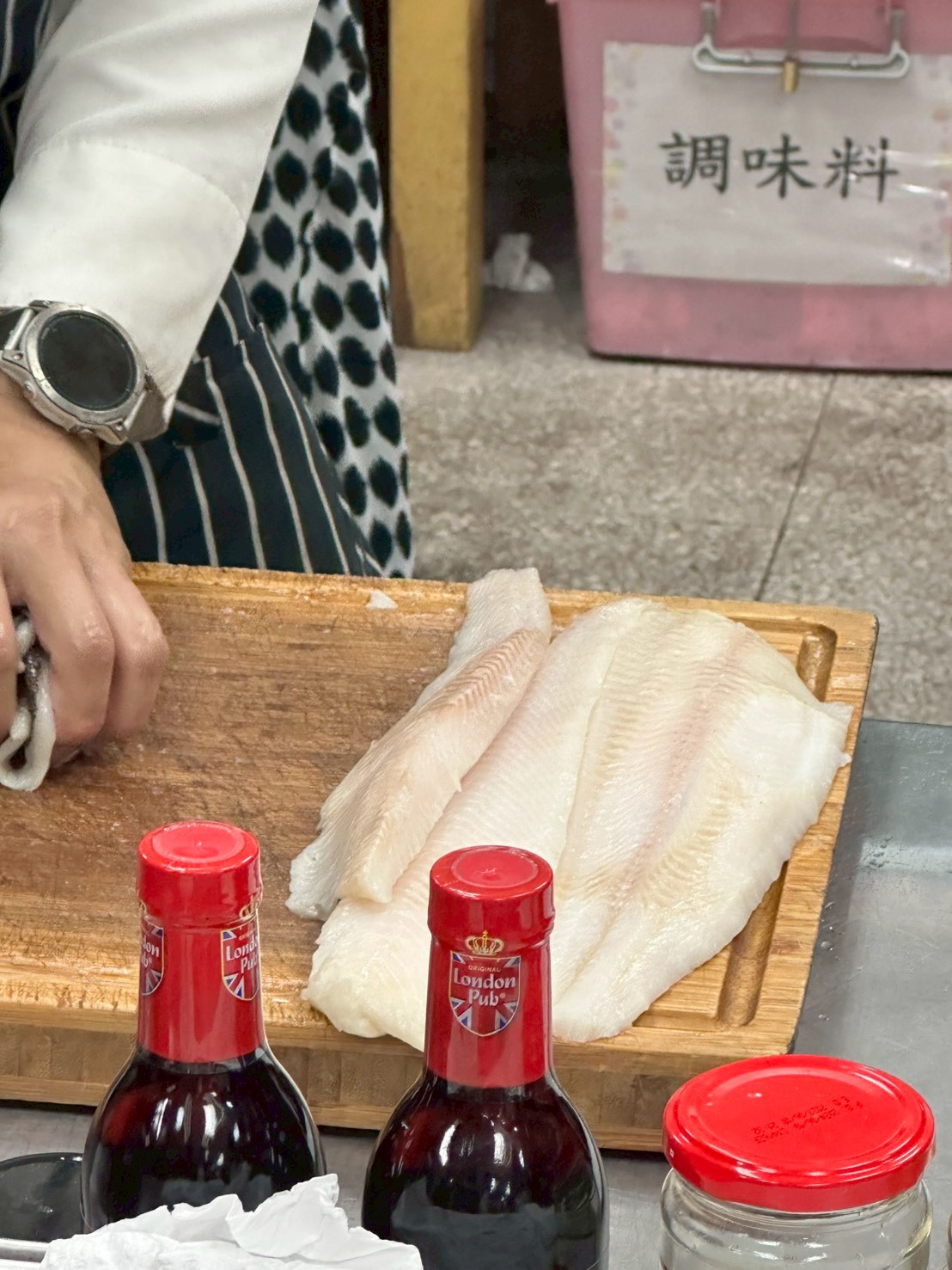 去皮後的比目魚備用