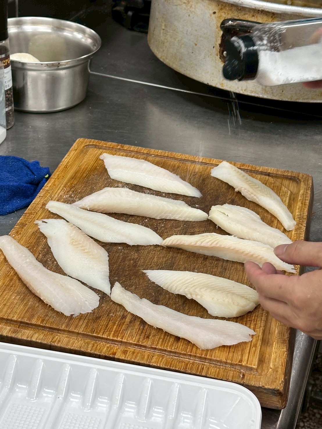 將比目魚切成適合油炸的大小