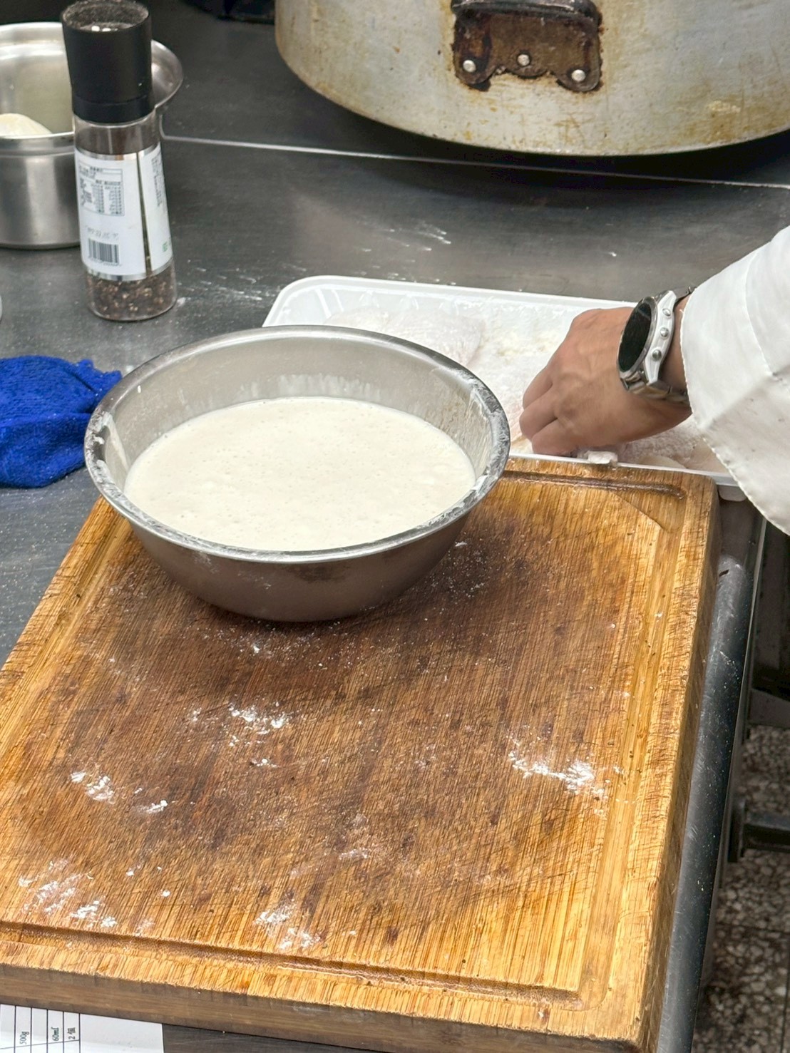 把魚放進麵衣中