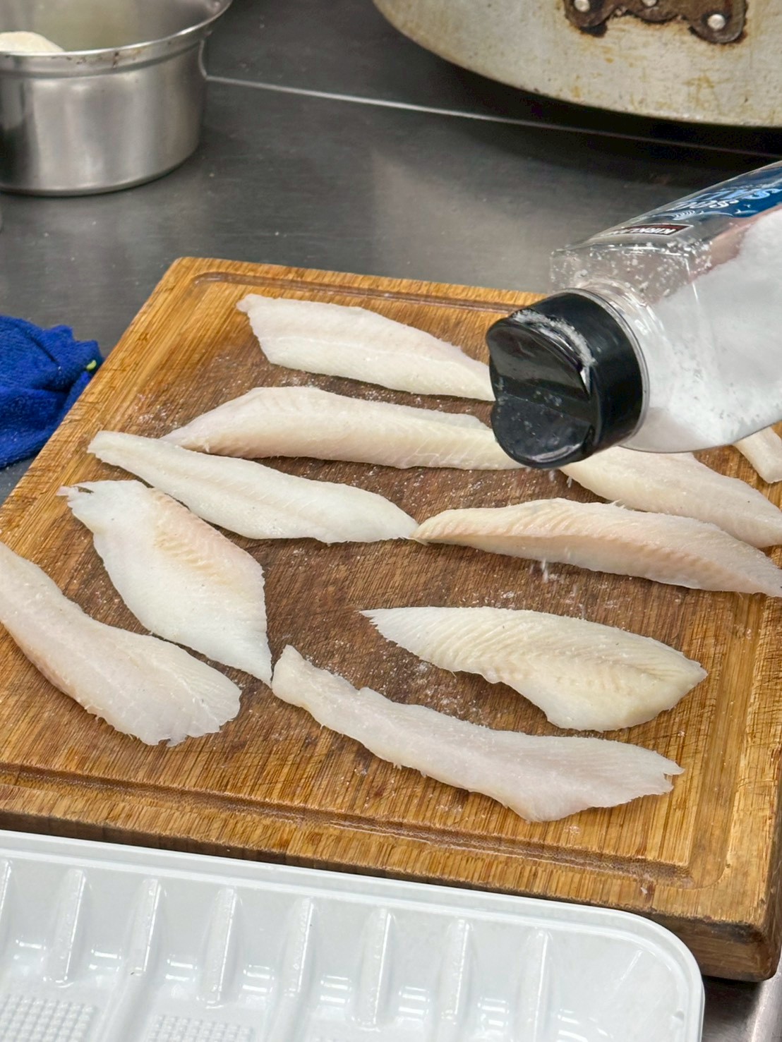 比目魚要炸時才放上鹽巴和黑胡椒