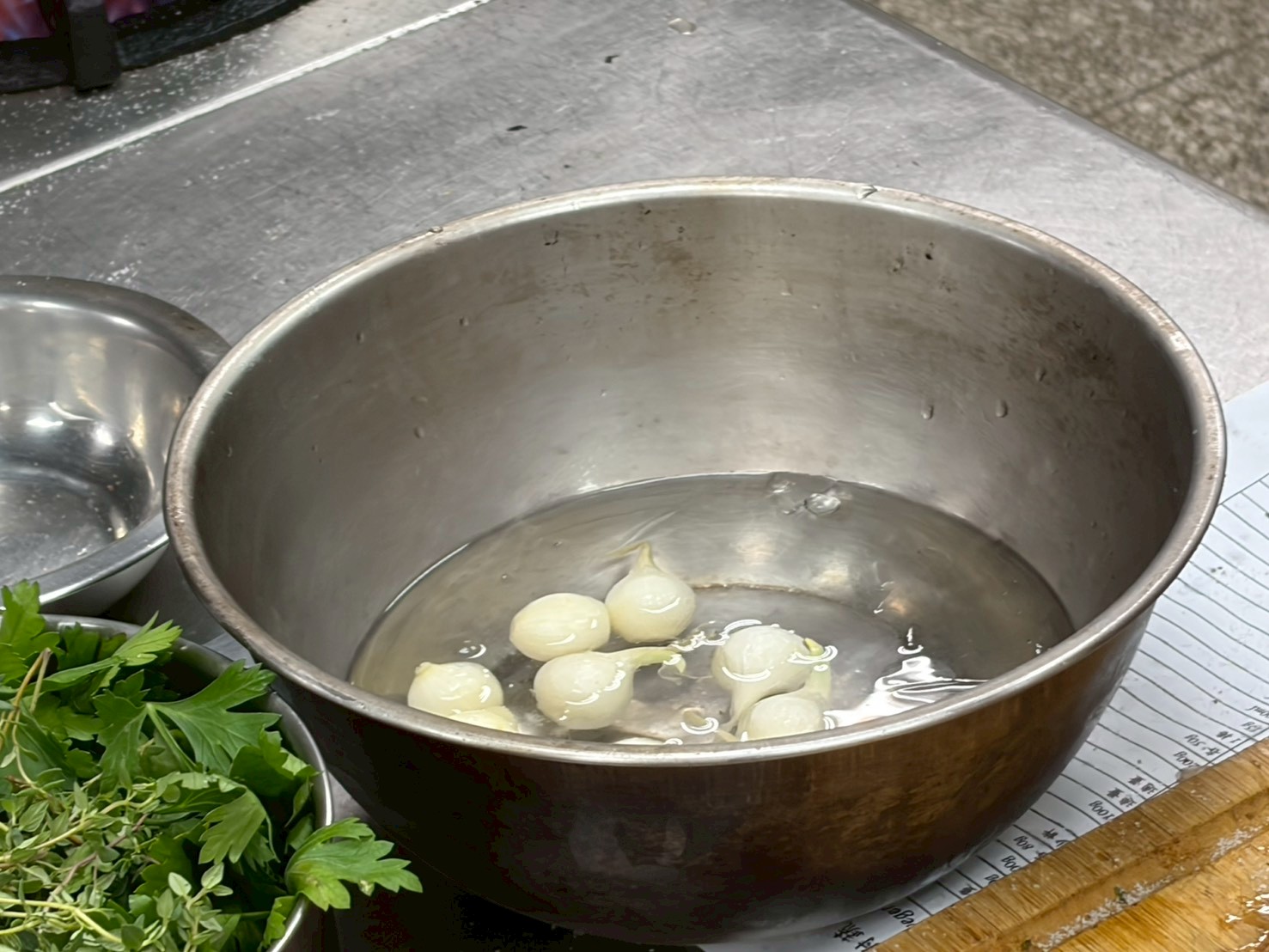 珍珠洋蔥泡水中