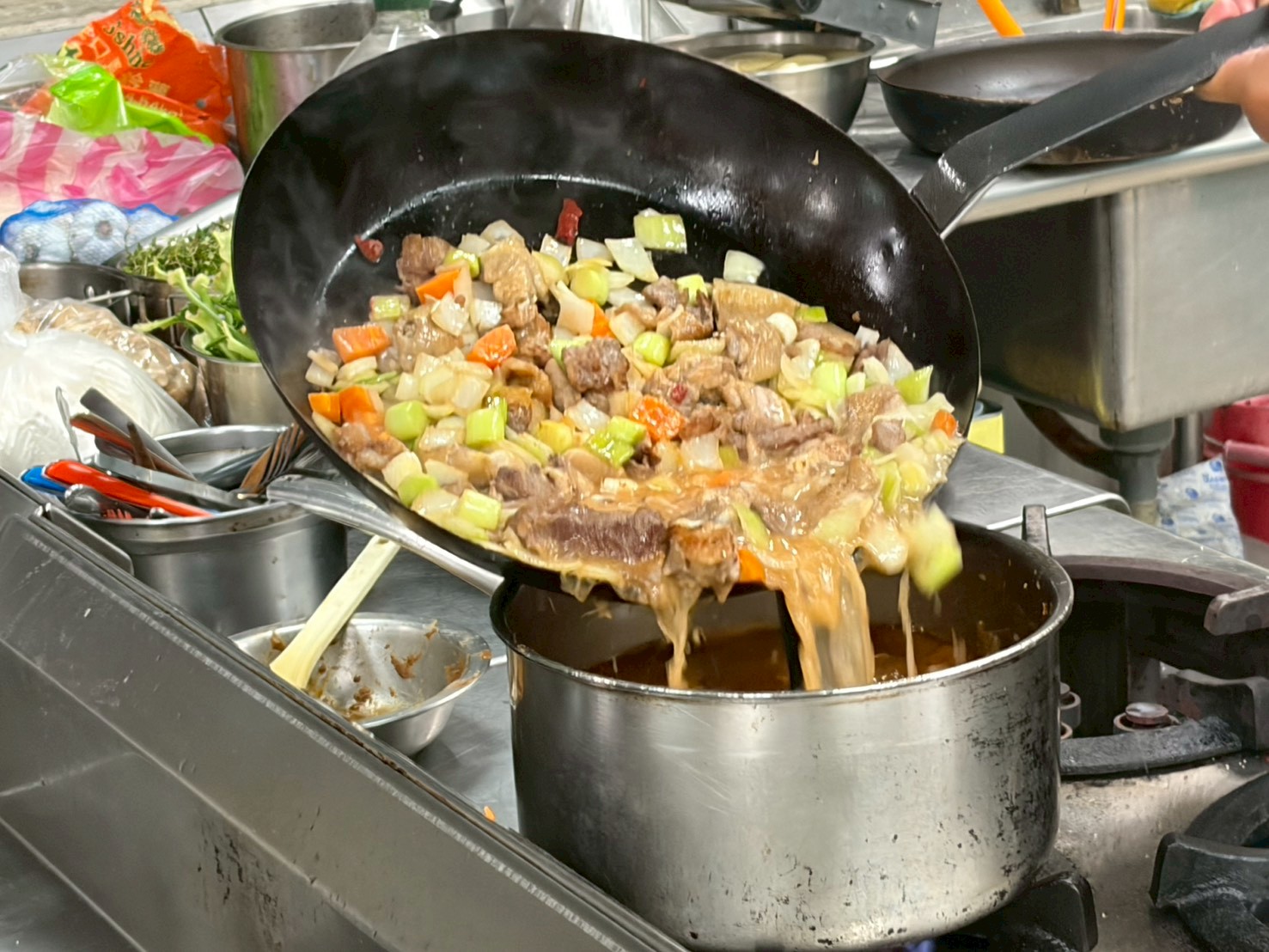 製作褐色高湯中