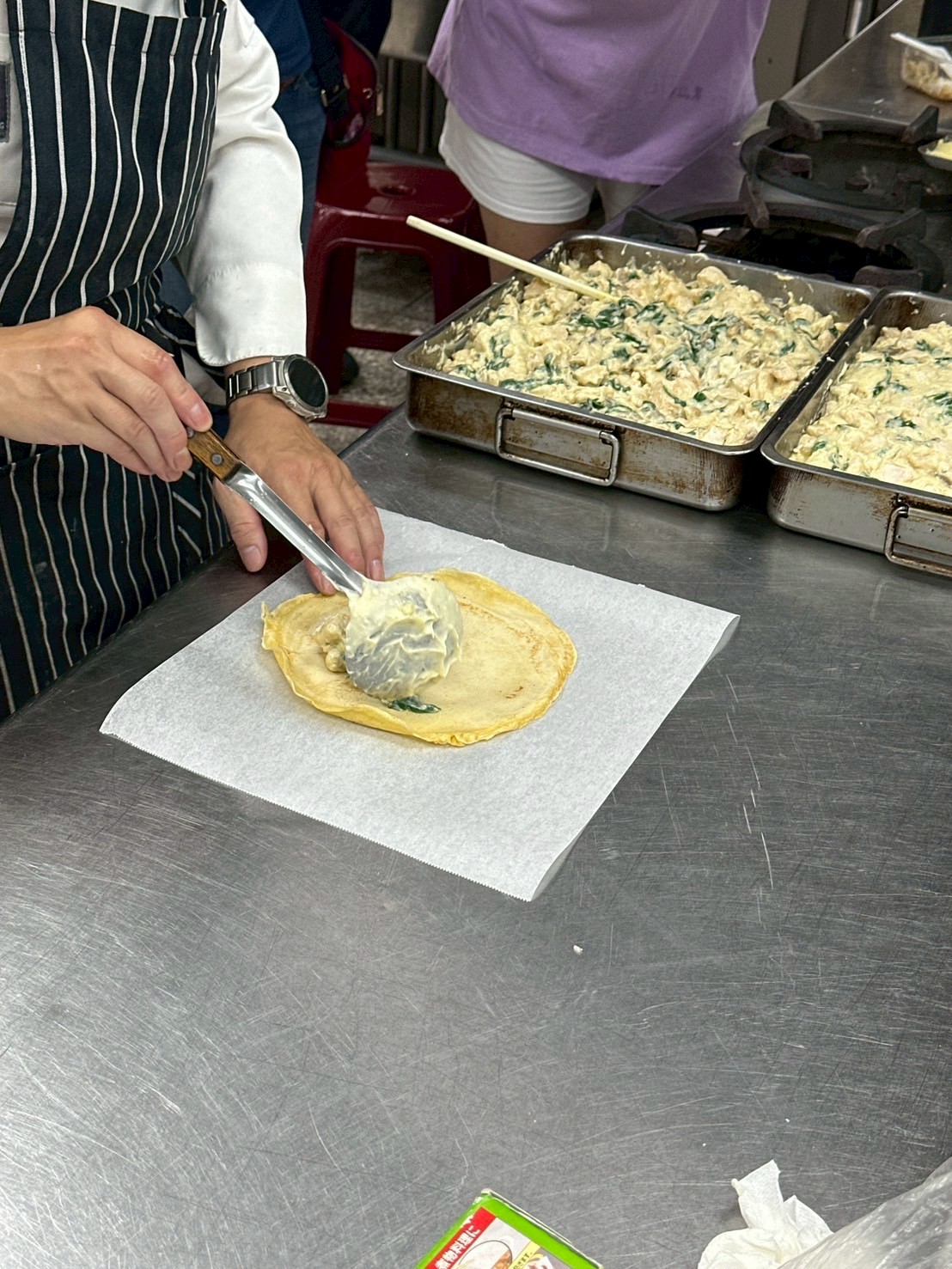 將餡料放入薄餅