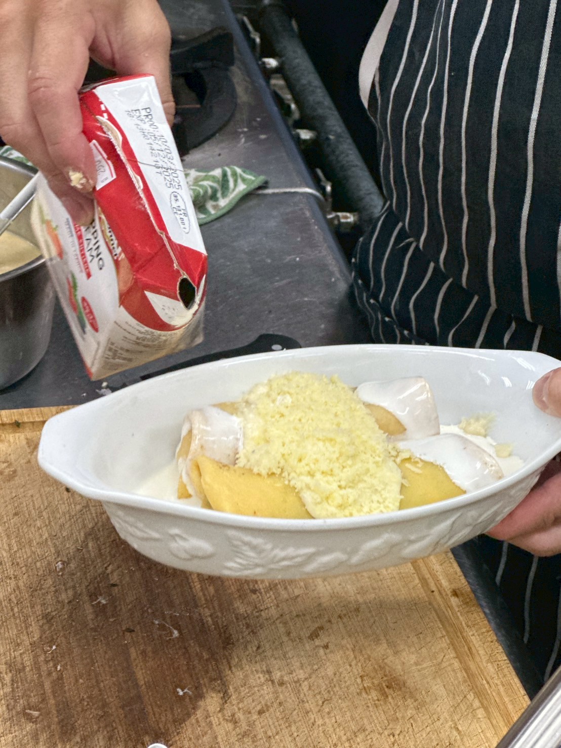 捲餅抹上白醬後灑上起士及鮮奶油