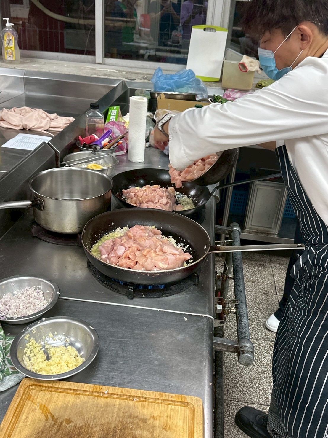 炒雞肉時放調味料