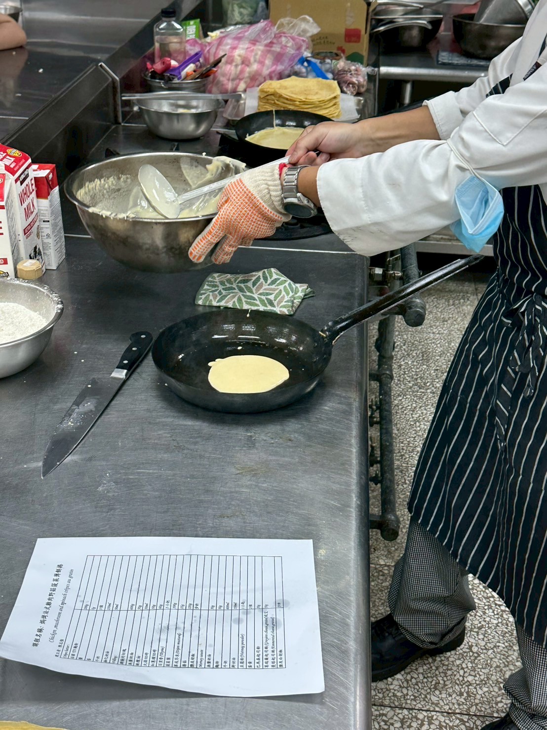 煎薄餅時麵糊要從鍋中煎開始放