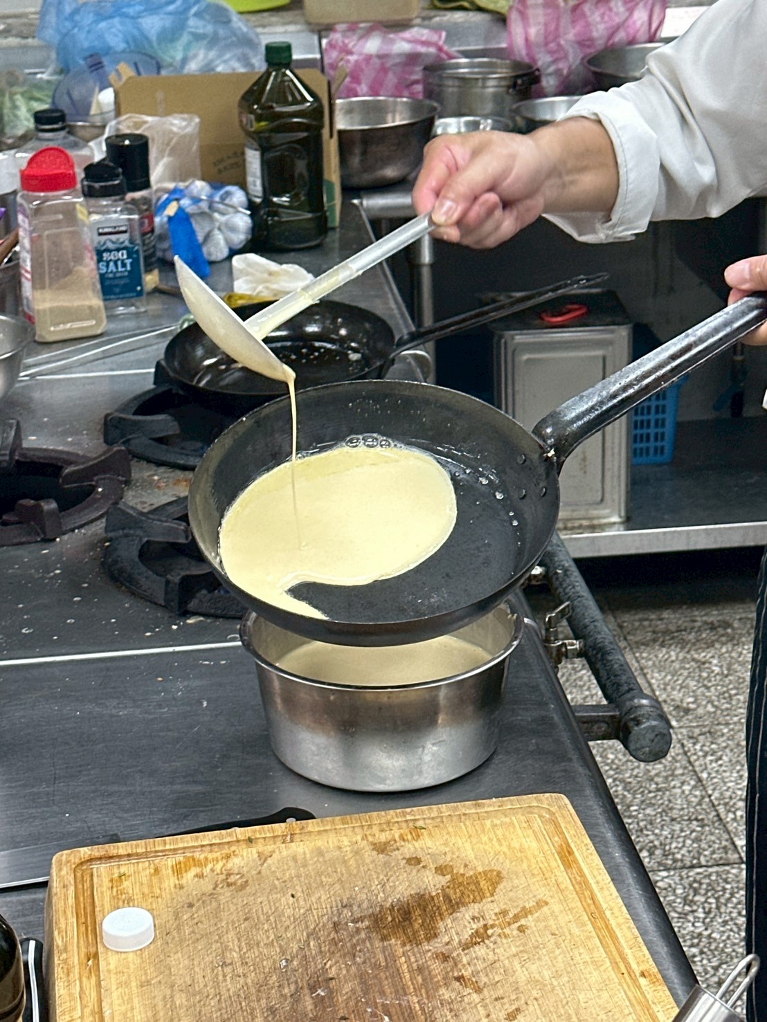 煎薄餅時麵糊要從鍋中煎開始放step2