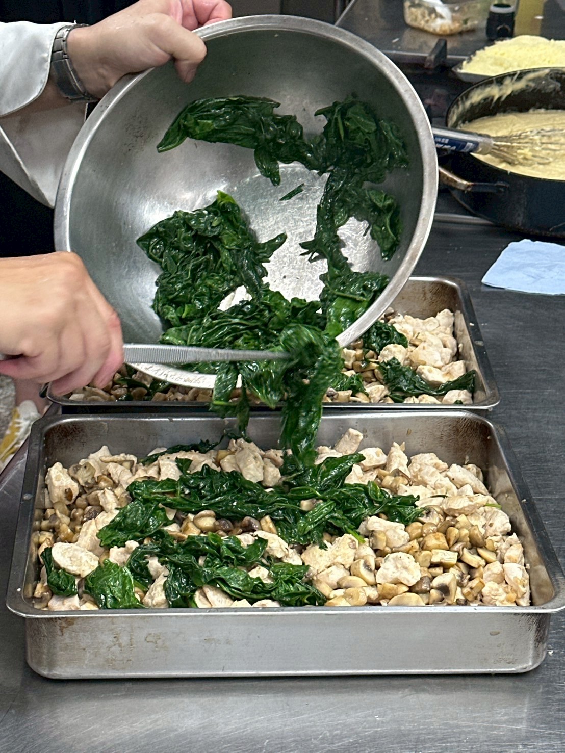 菠菜放入煎好的雞肉裡