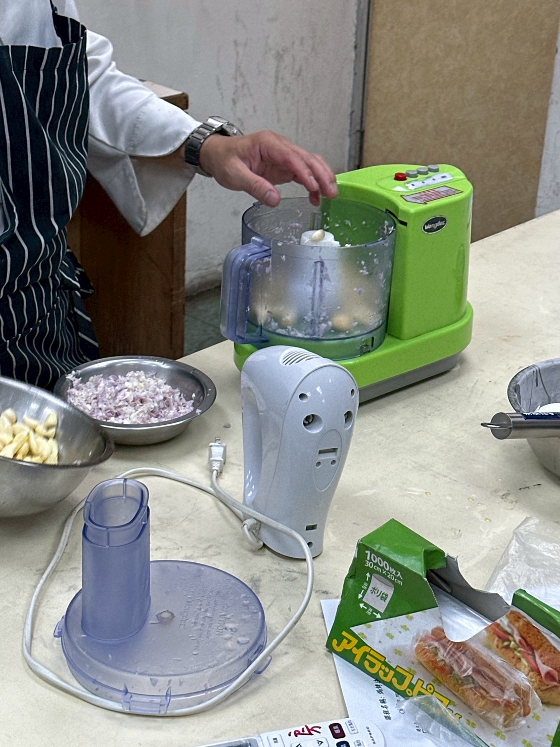 蒜頭及紅蔥頭切碎