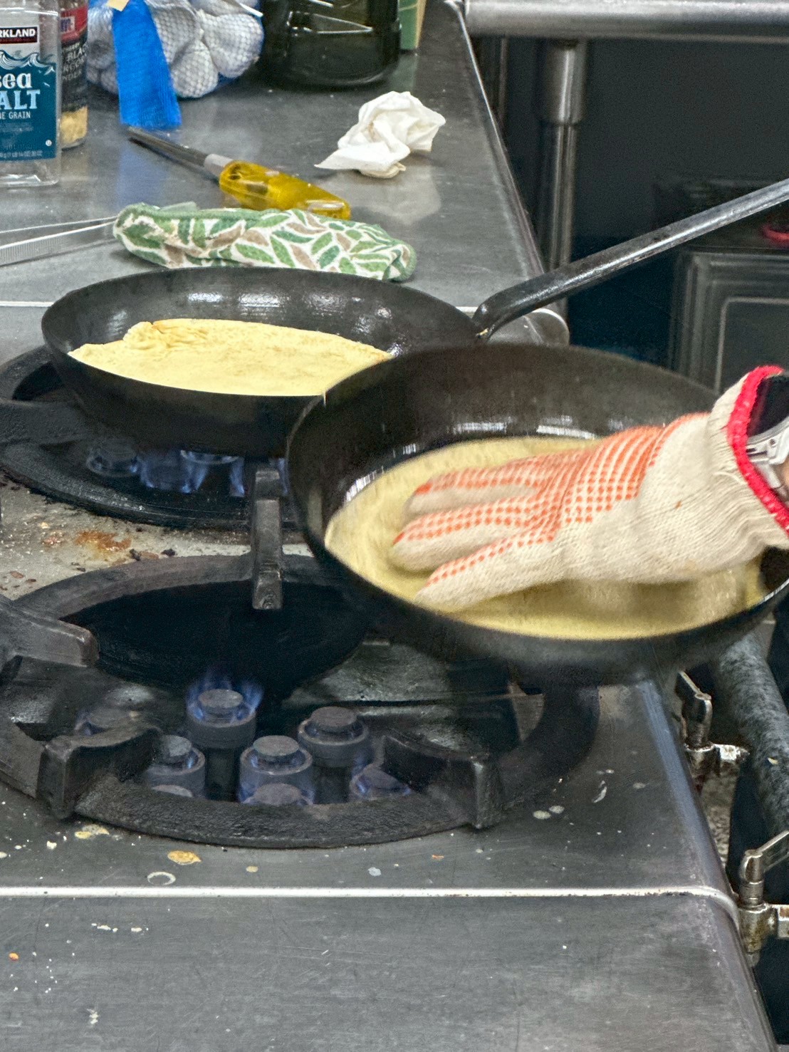 薄餅翻面可以帶個手套比較方便