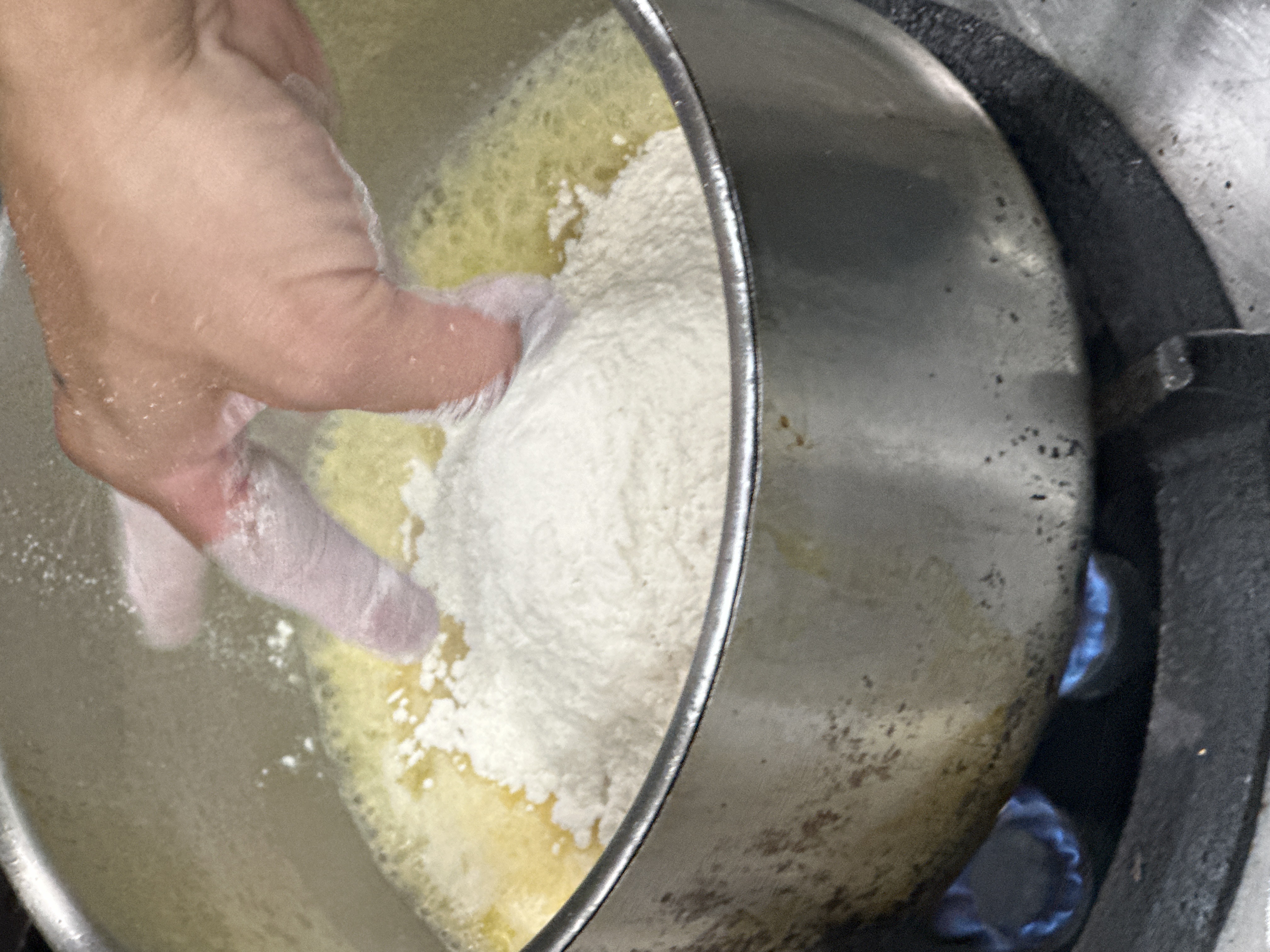 融化奶油裡加入麵粉做白醬