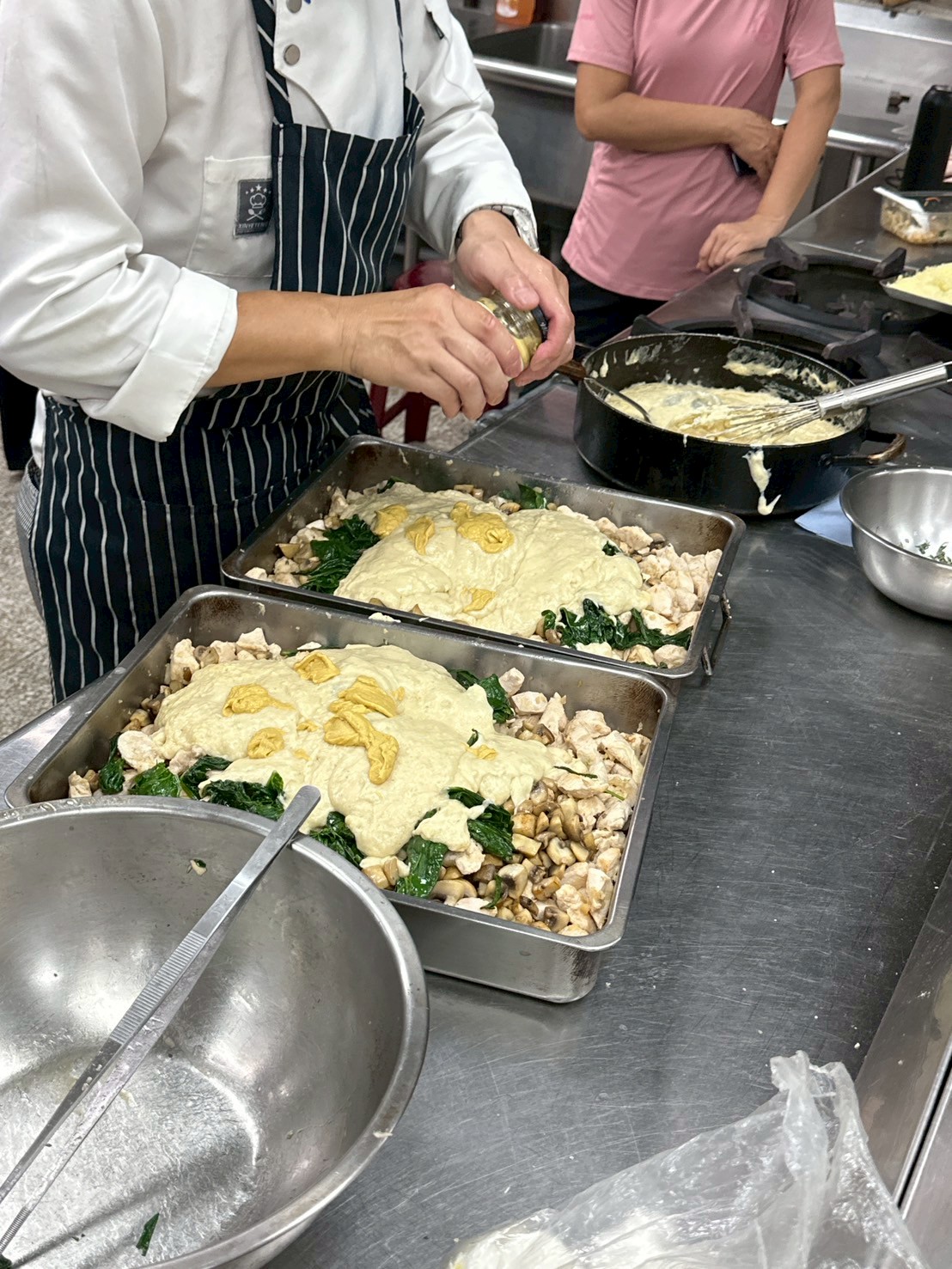 雞肉菠菜白醬放一起加上芥末醬可有可無