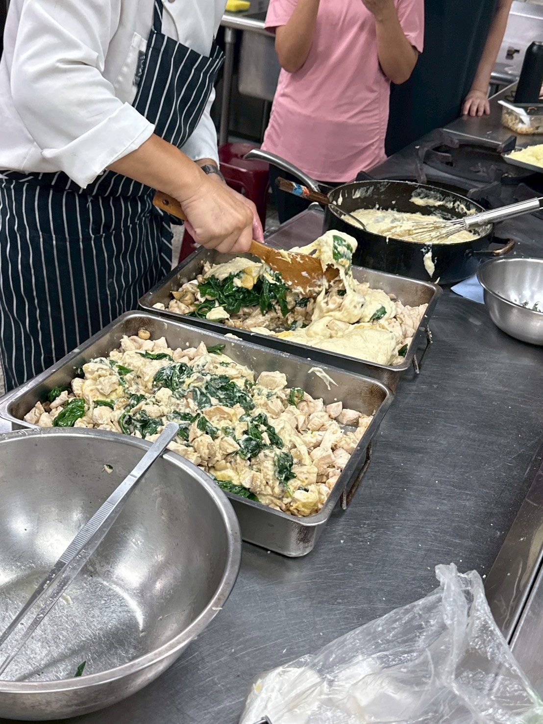 雞肉菠菜白醬芥末醬開始混合攪拌